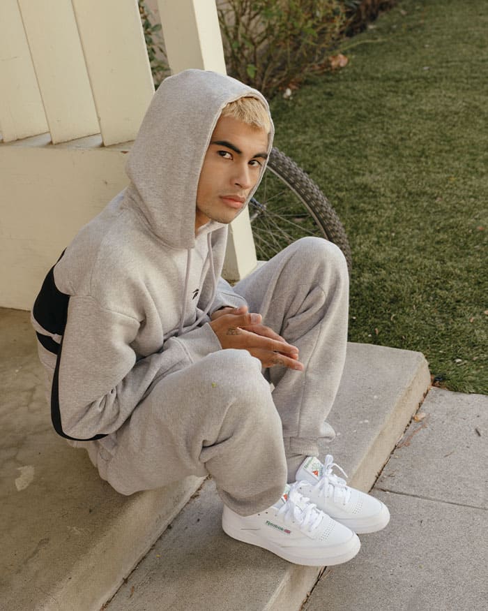 Jeune homme qui porte un hoodie reebok 