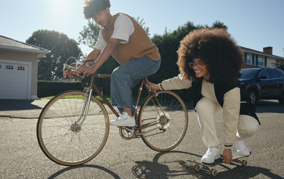 Jeune femme et homme qui font des activités extérieures avec des vêtements Reebok Classic