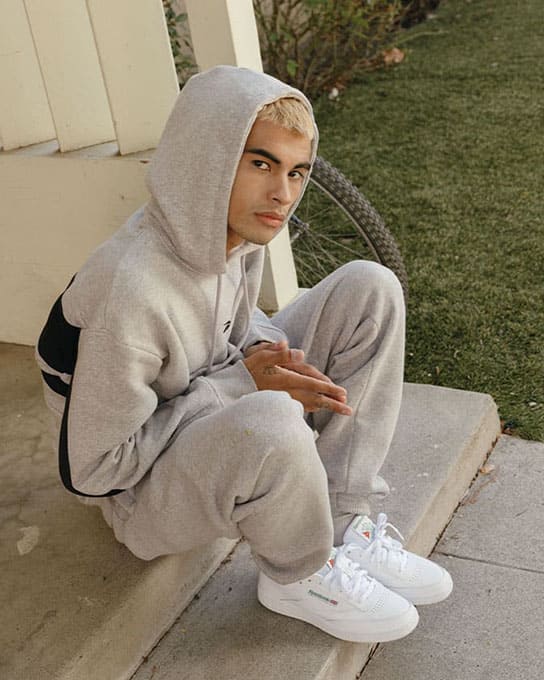 Jeune homme qui porte un hoodie reebok 