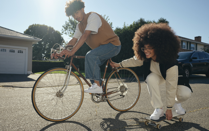 Jeune femme et homme qui font des activités extérieures avec des vêtements Reebok Classic